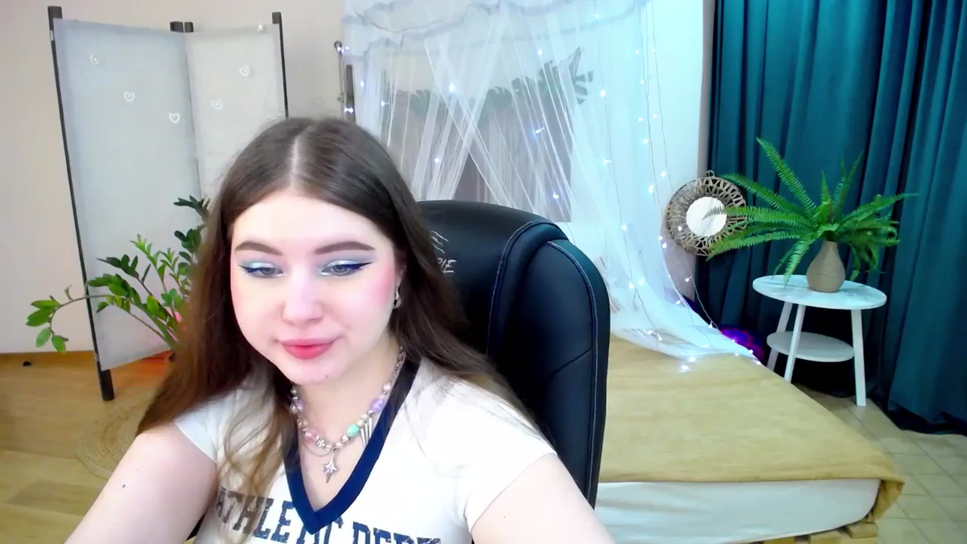 Gallery image thumbnail from AdmireMyEyes's myfreecams stream on, 03/10/2025, 19:48 image 5 of 20