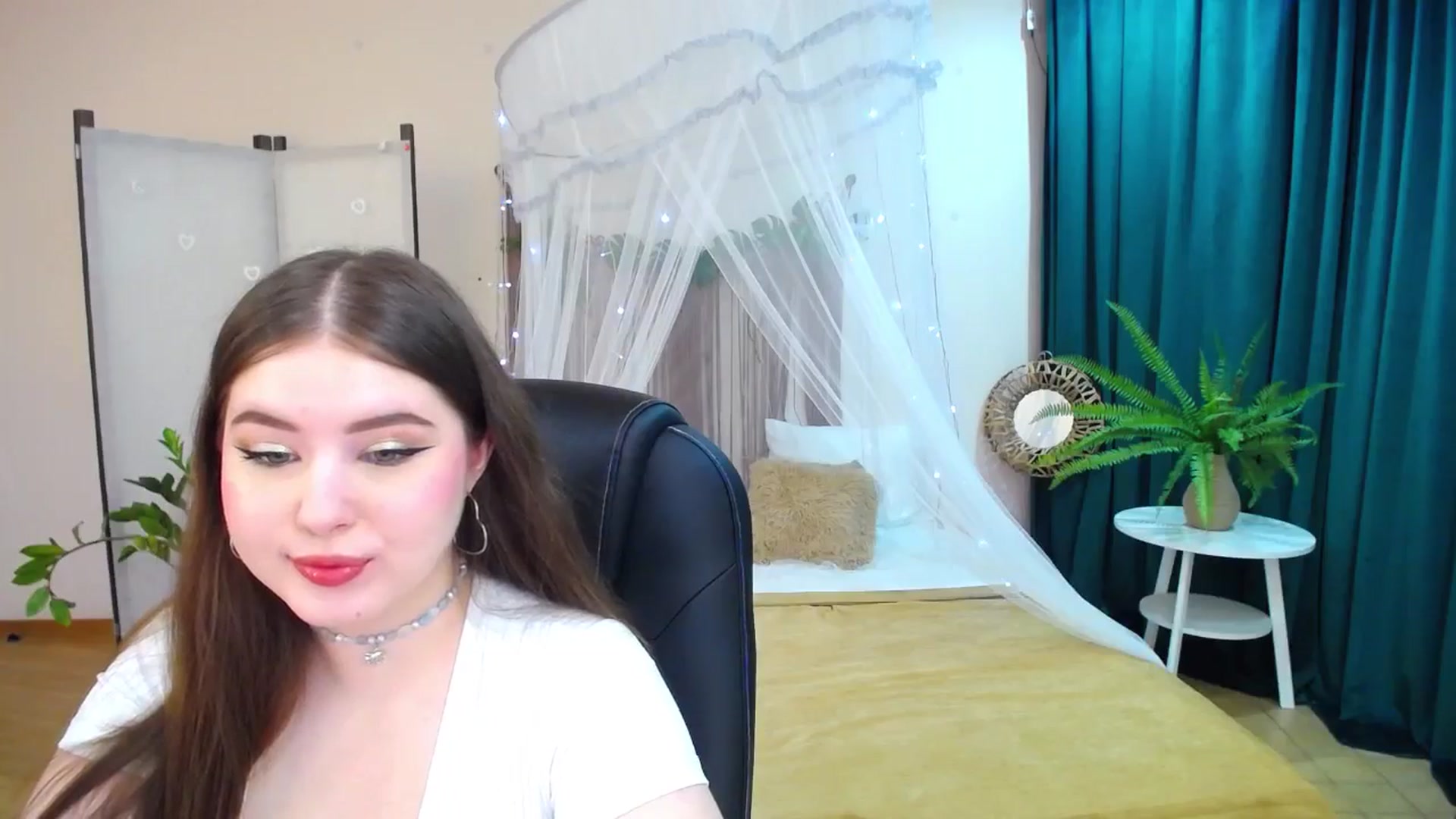 Gallery image thumbnail from AdmireMyEyes's myfreecams stream on, 03/17/2025, 19:42 image 17 of 20