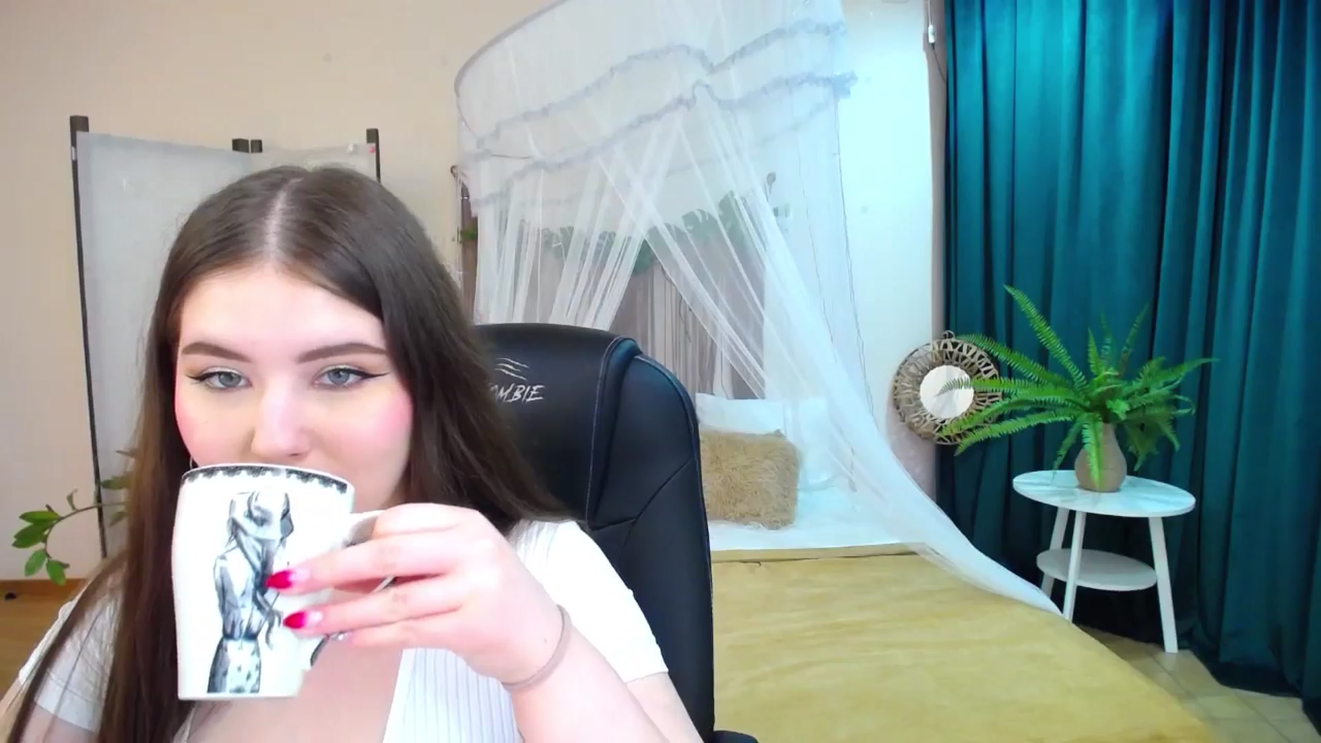 Gallery image thumbnail from AdmireMyEyes's myfreecams stream on, 03/17/2025, 21:47 image 19 of 20
