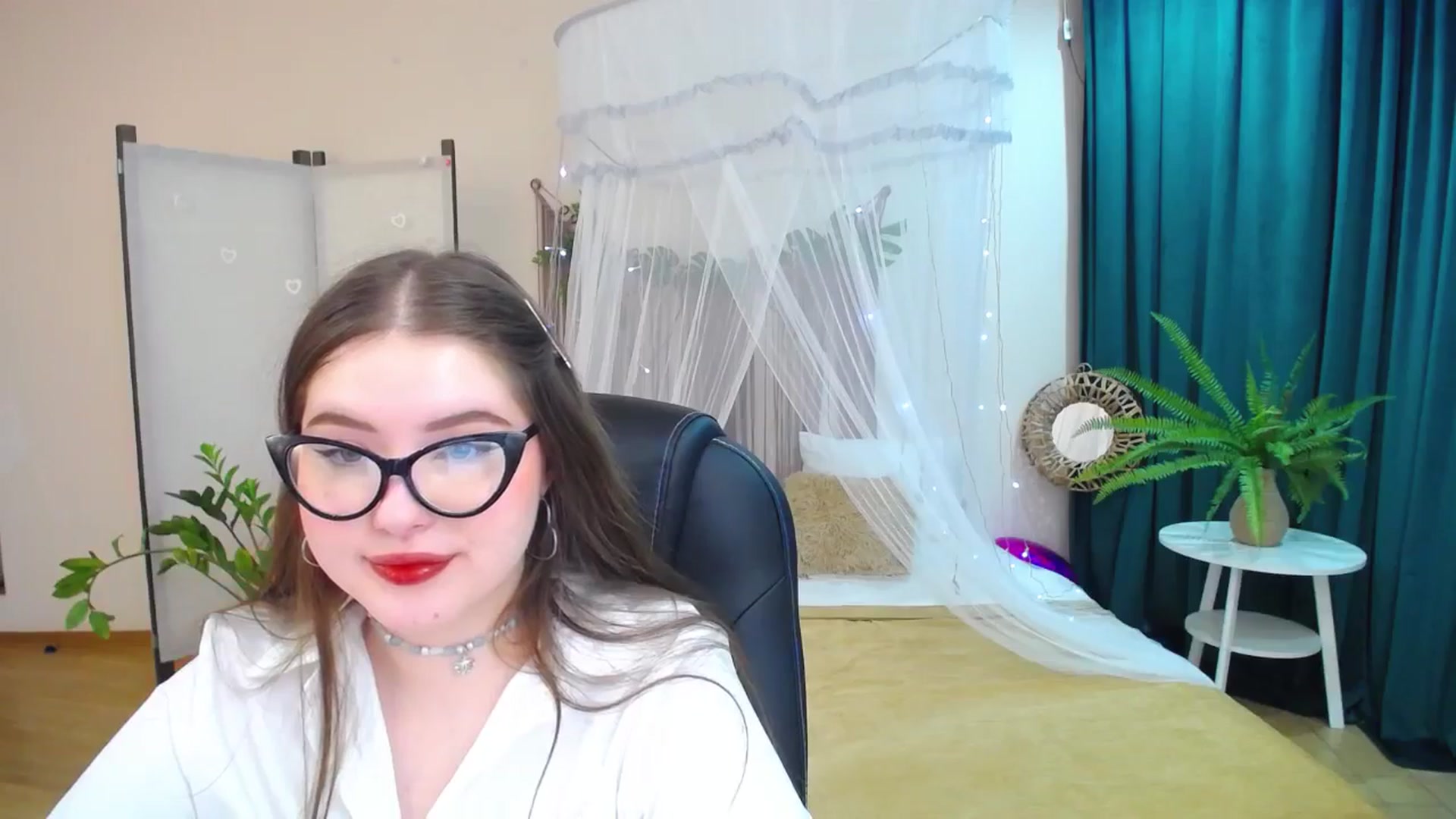 Gallery image thumbnail from AdmireMyEyes's myfreecams stream on, 03/18/2025, 21:24 image 15 of 20