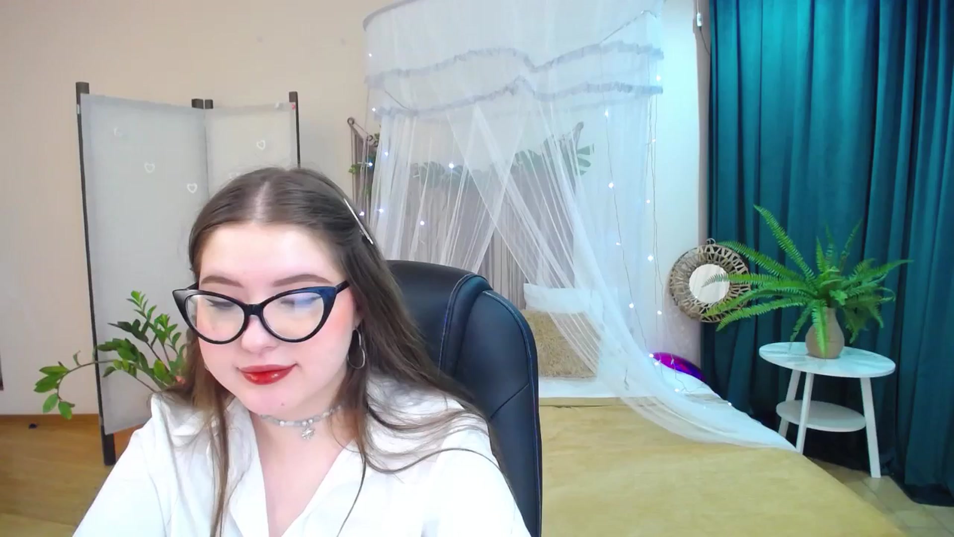 Gallery image thumbnail from AdmireMyEyes's myfreecams stream on, 03/18/2025, 21:24 image 17 of 20