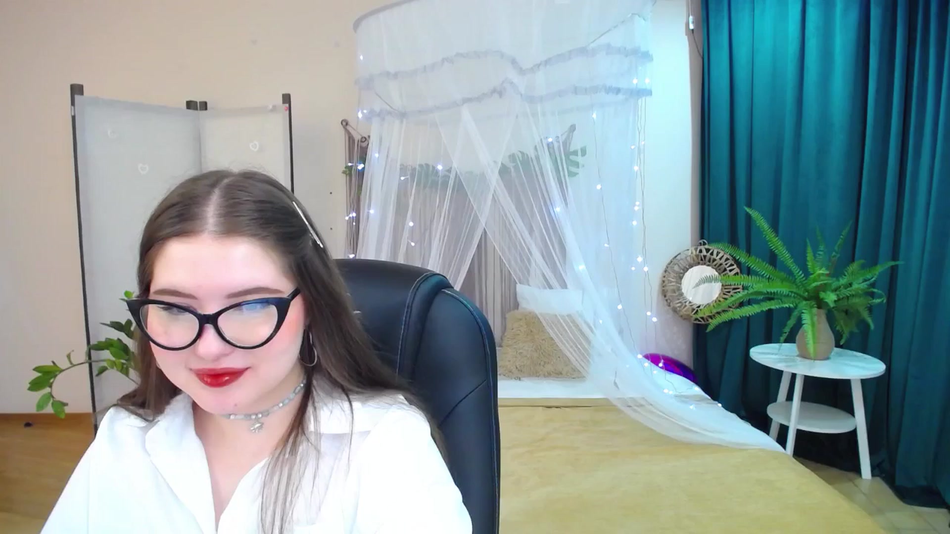 Gallery image thumbnail from AdmireMyEyes's myfreecams stream on, 03/18/2025, 21:24 image 9 of 20