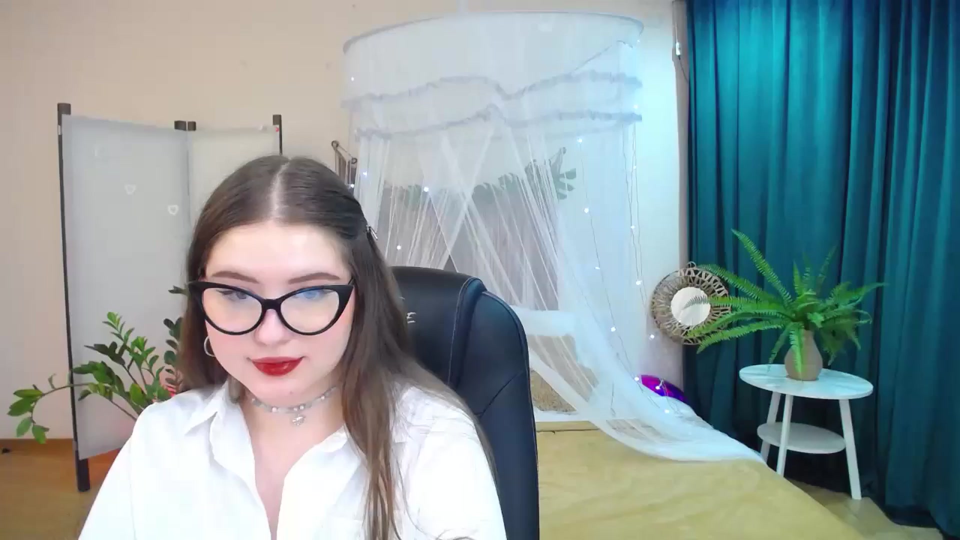 Gallery image thumbnail from AdmireMyEyes's myfreecams stream on, 03/19/2025, 01:51 image 15 of 20