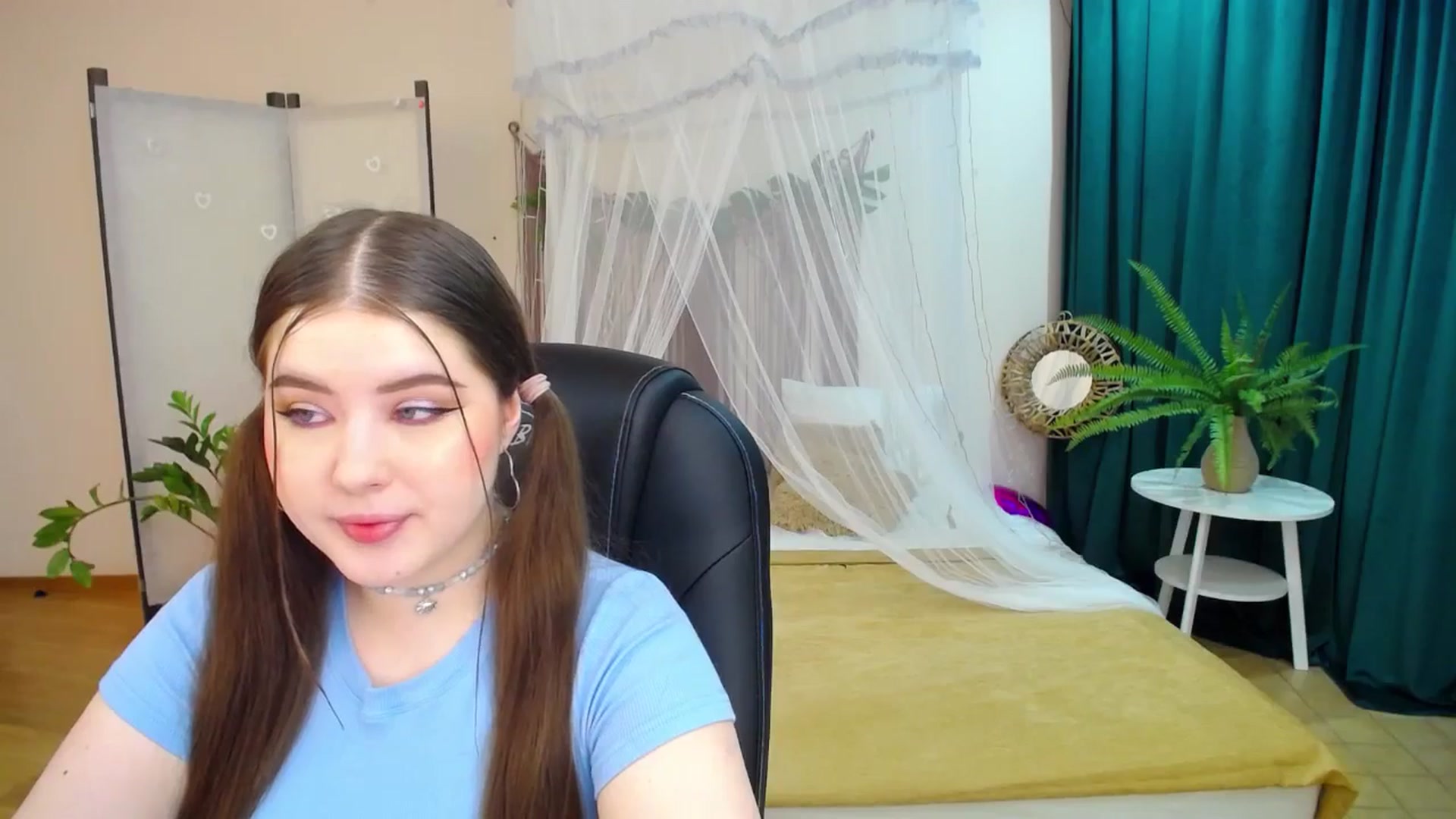 Gallery image thumbnail from AdmireMyEyes's myfreecams stream on, 03/19/2025, 18:54 image 3 of 20