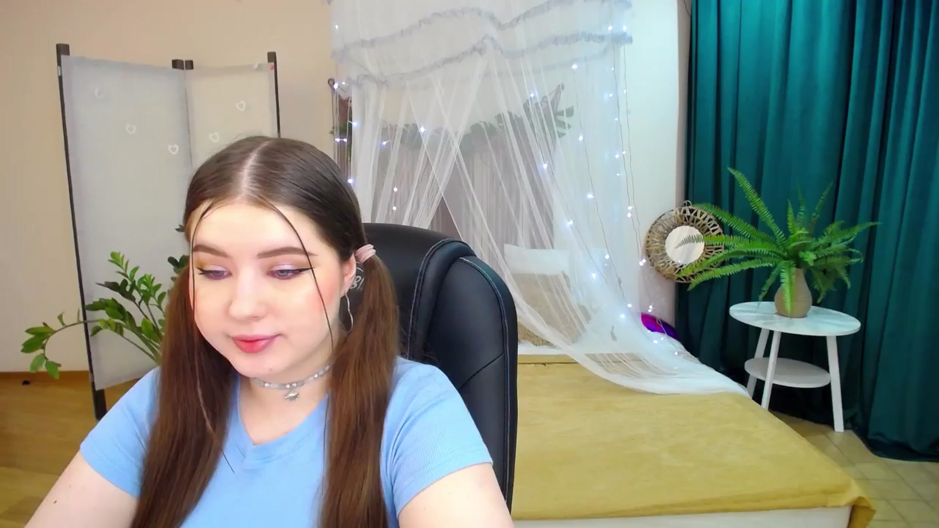 Gallery image thumbnail from AdmireMyEyes's myfreecams stream on, 03/19/2025, 18:54 image 4 of 20