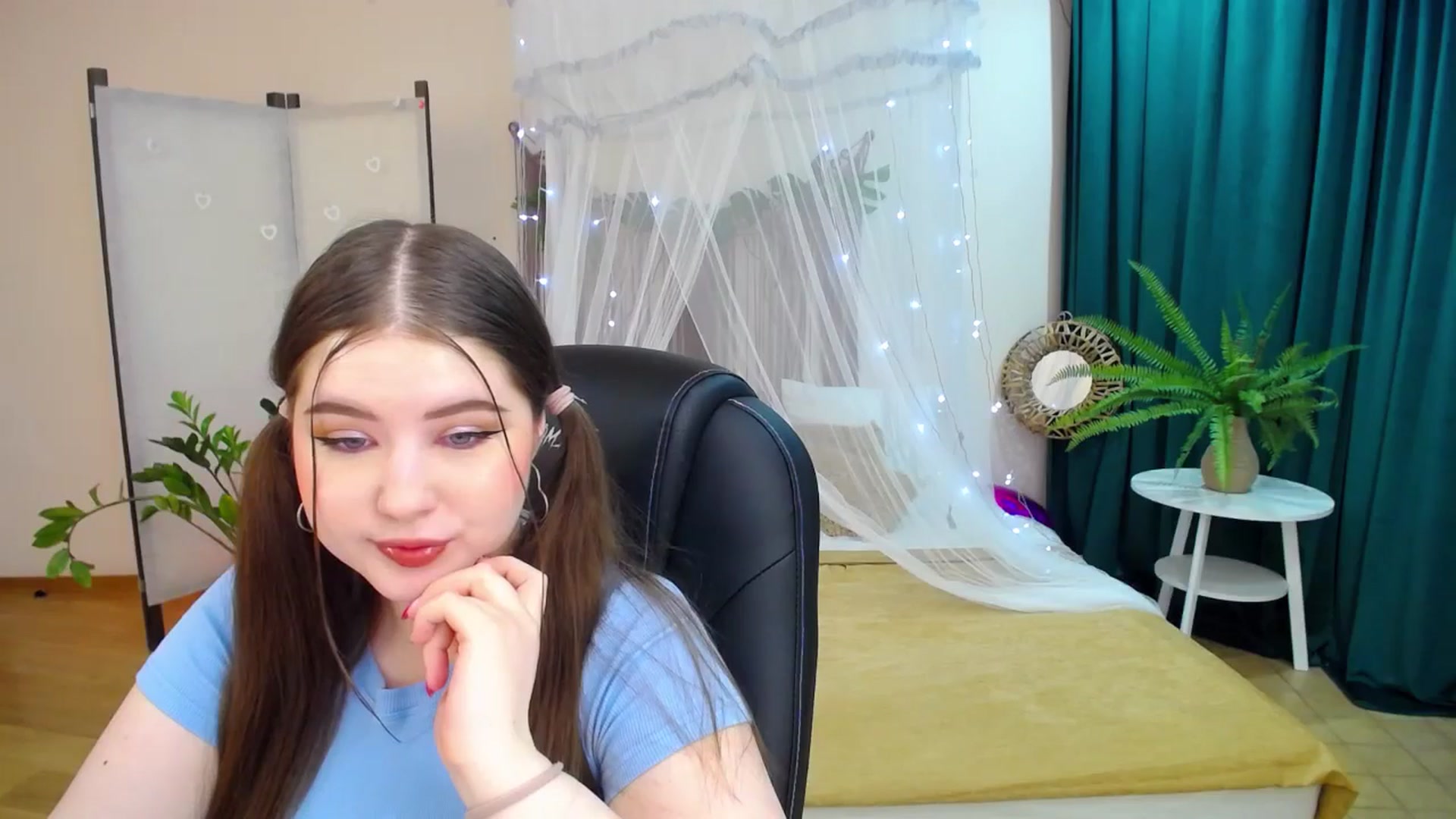 Gallery image thumbnail from AdmireMyEyes's myfreecams stream on, 03/19/2025, 18:54 image 11 of 20