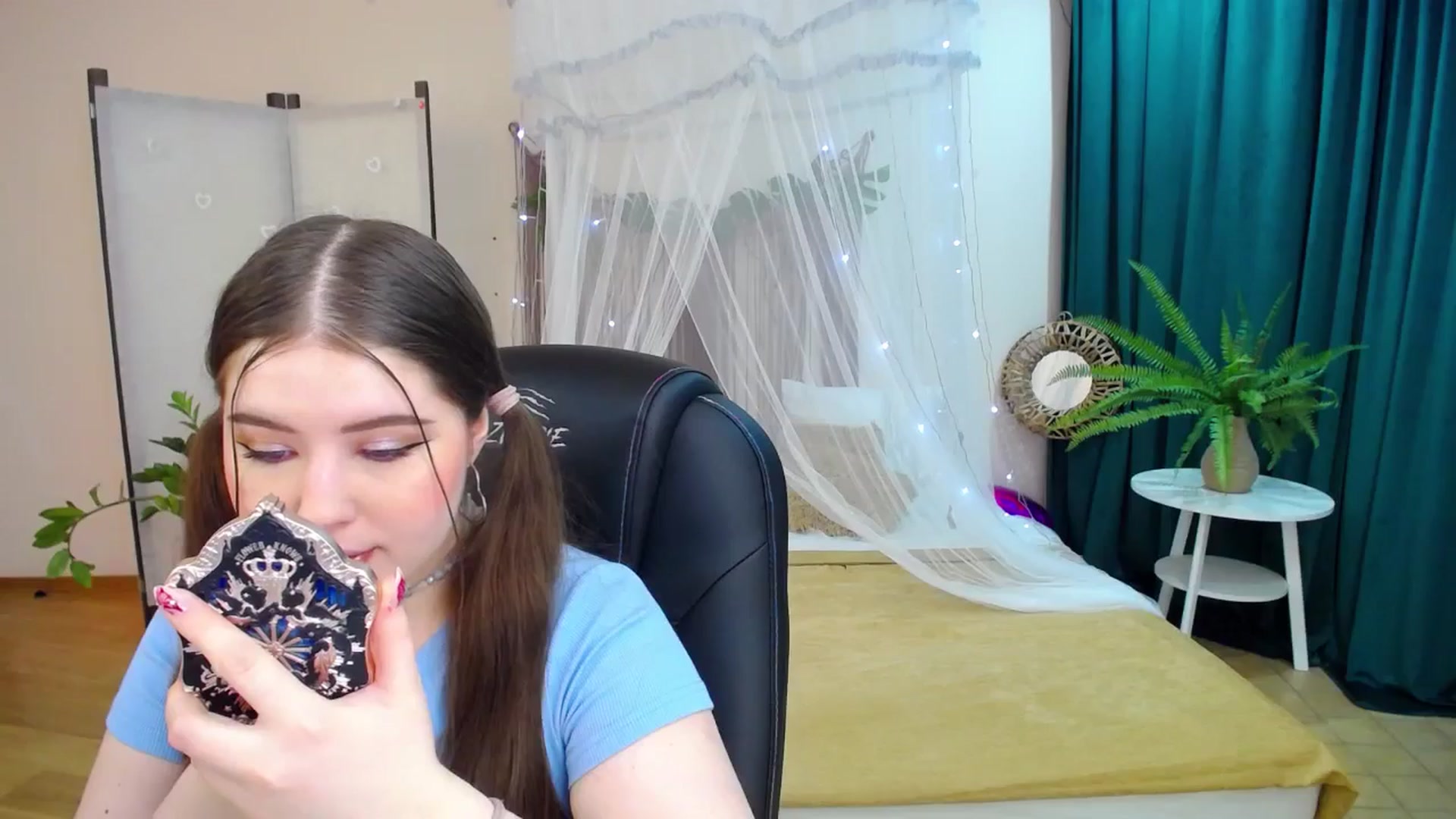 Gallery image thumbnail from AdmireMyEyes's myfreecams stream on, 03/19/2025, 18:54 image 5 of 20