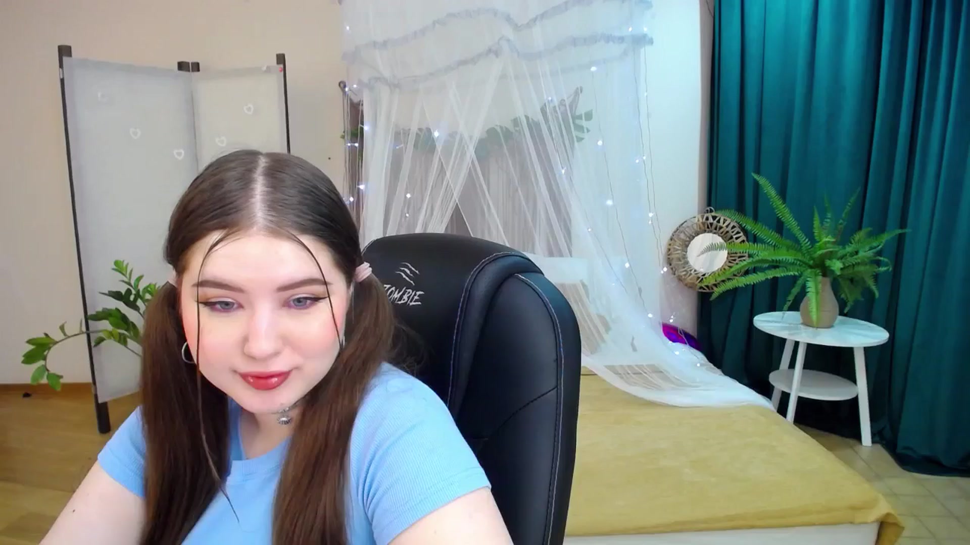 Gallery image thumbnail from AdmireMyEyes's myfreecams stream on, 03/19/2025, 18:54 image 9 of 20