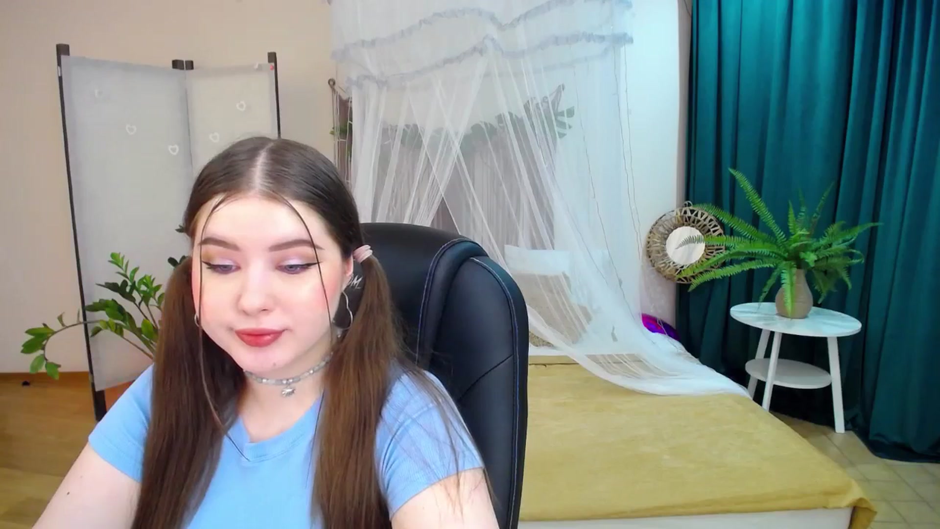 Gallery image thumbnail from AdmireMyEyes's myfreecams stream on, 03/19/2025, 18:54 image 12 of 20