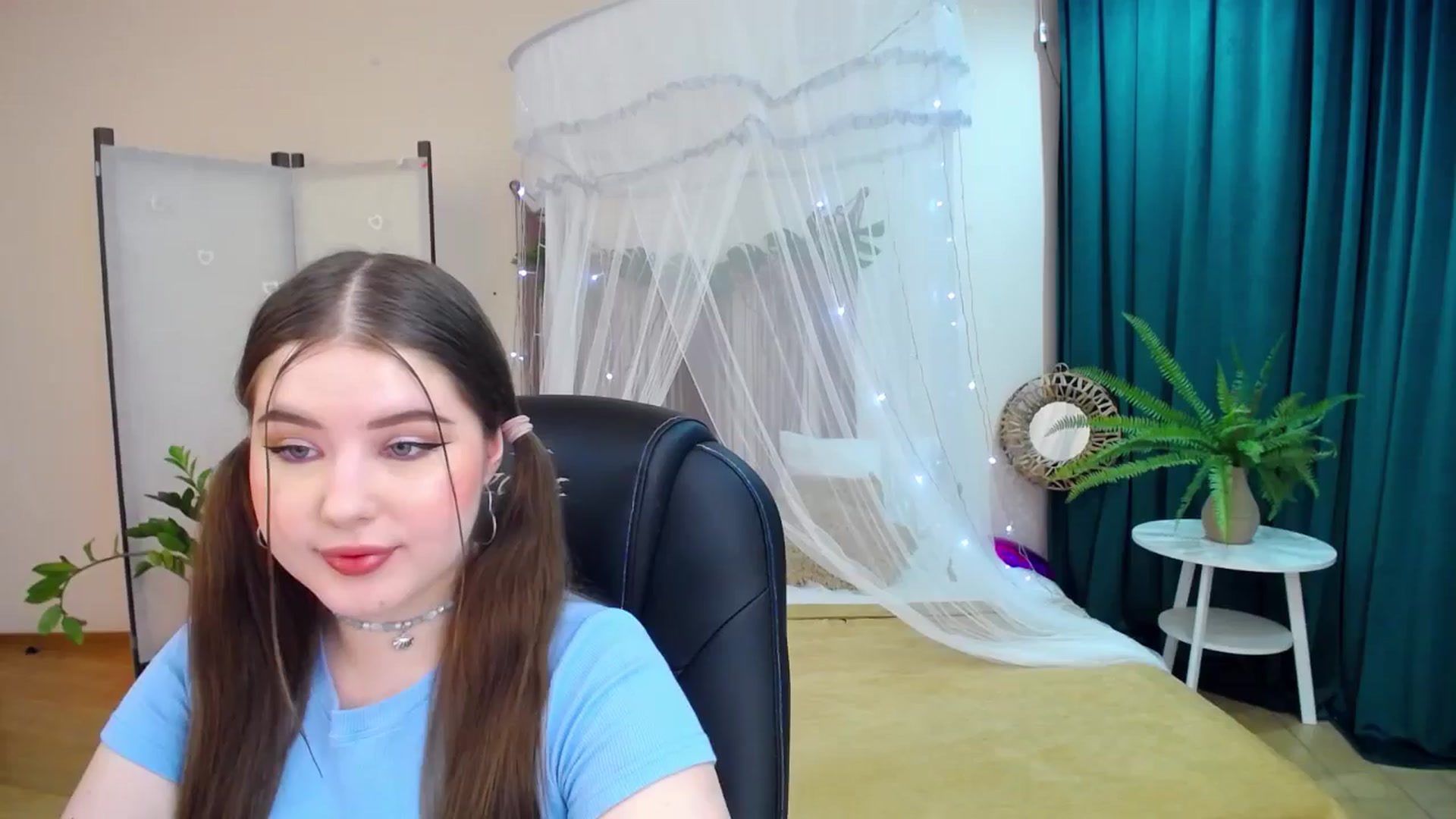 Gallery image thumbnail from AdmireMyEyes's myfreecams stream on, 03/19/2025, 19:48 image 16 of 20