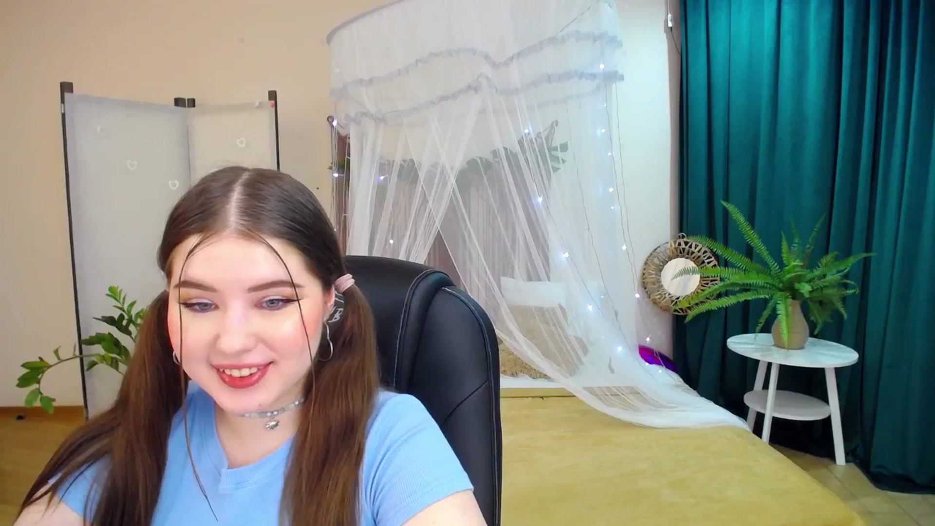 Gallery image thumbnail from AdmireMyEyes's myfreecams stream on, 03/19/2025, 19:48 image 18 of 20