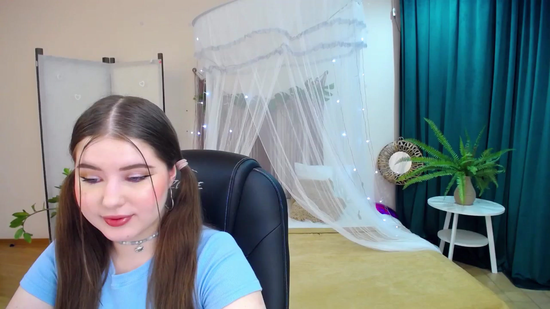 Gallery image thumbnail from AdmireMyEyes's myfreecams stream on, 03/19/2025, 19:48 image 17 of 20
