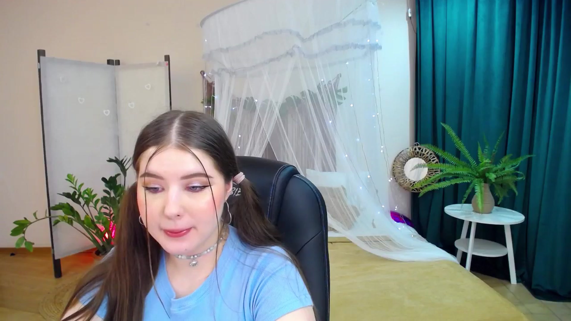 Gallery image thumbnail from AdmireMyEyes's myfreecams stream on, 03/19/2025, 21:12 image 3 of 20