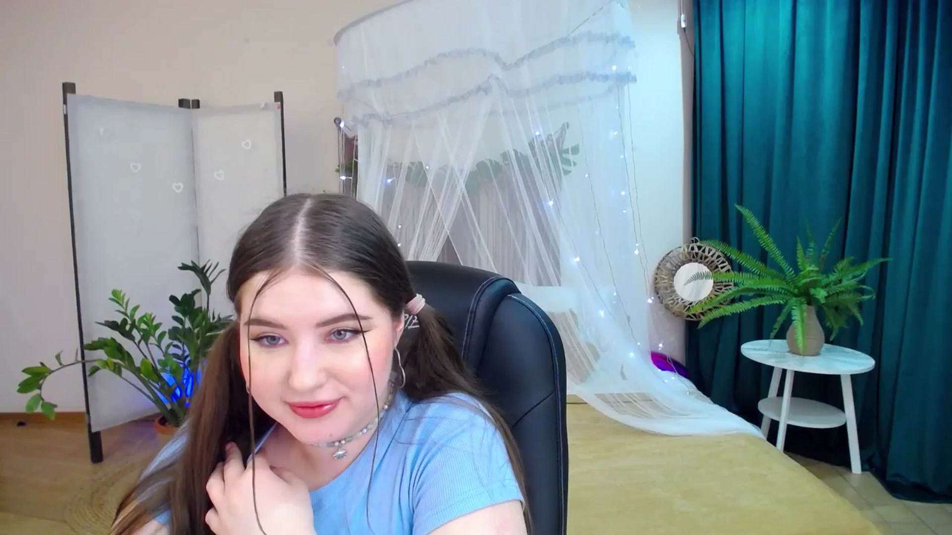 Gallery image thumbnail from AdmireMyEyes's myfreecams stream on, 03/19/2025, 21:12 image 4 of 20