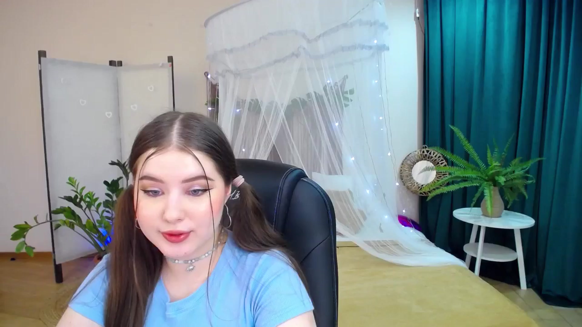 Gallery image thumbnail from AdmireMyEyes's myfreecams stream on, 03/19/2025, 21:12 image 9 of 20