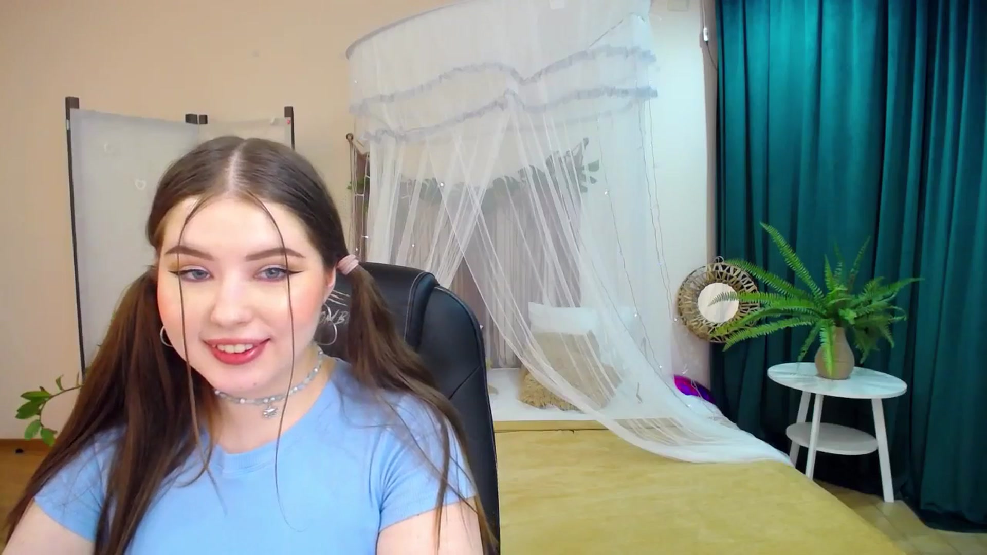 Gallery image thumbnail from AdmireMyEyes's myfreecams stream on, 03/19/2025, 21:46 image 18 of 20