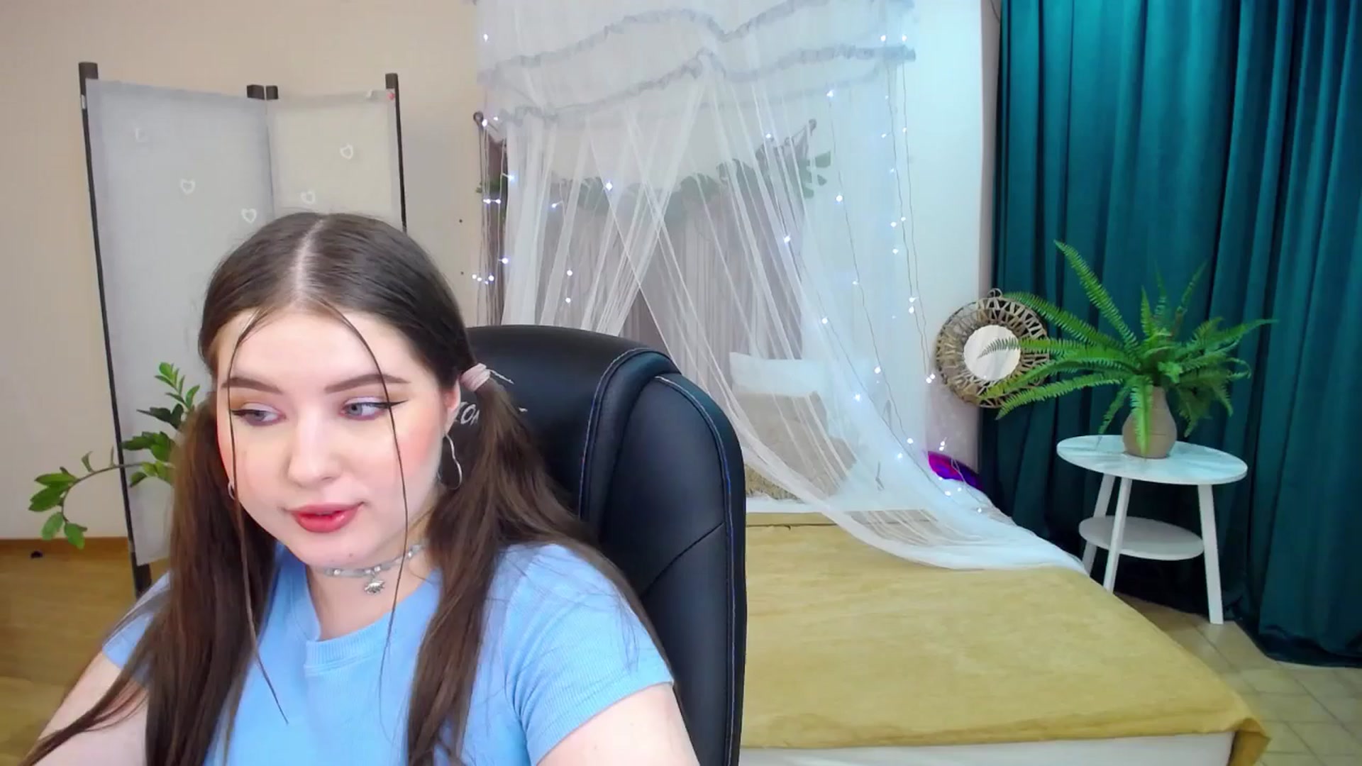 Gallery image thumbnail from AdmireMyEyes's myfreecams stream on, 03/19/2025, 21:46 image 8 of 20