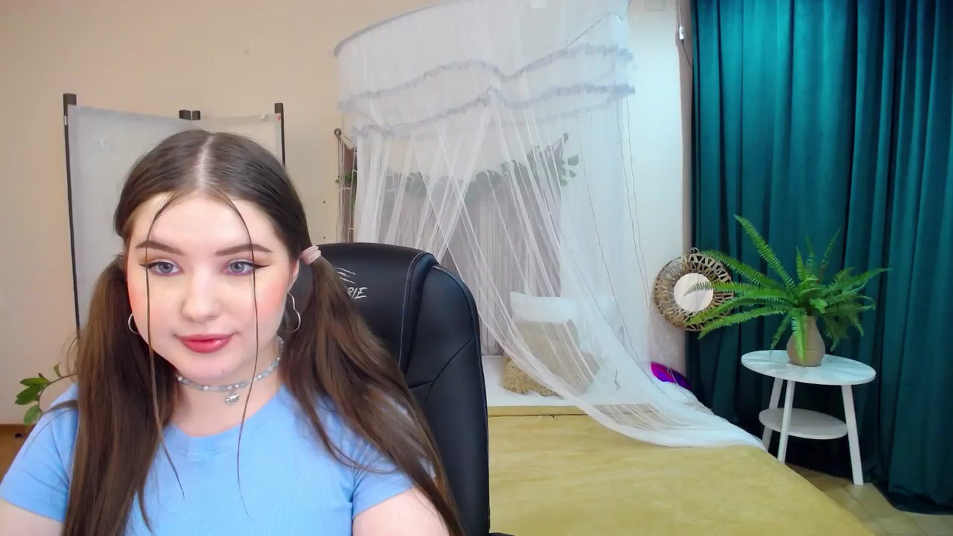 Gallery image thumbnail from AdmireMyEyes's myfreecams stream on, 03/19/2025, 21:46 image 17 of 20