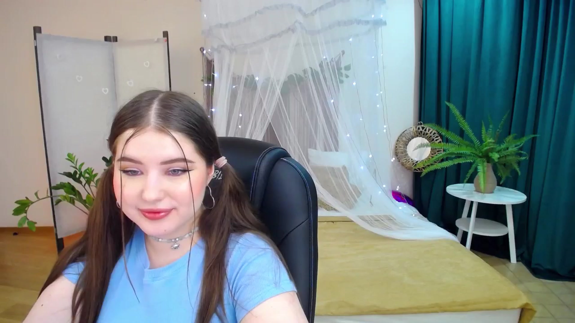 Gallery image thumbnail from AdmireMyEyes's myfreecams stream on, 03/19/2025, 21:46 image 4 of 20