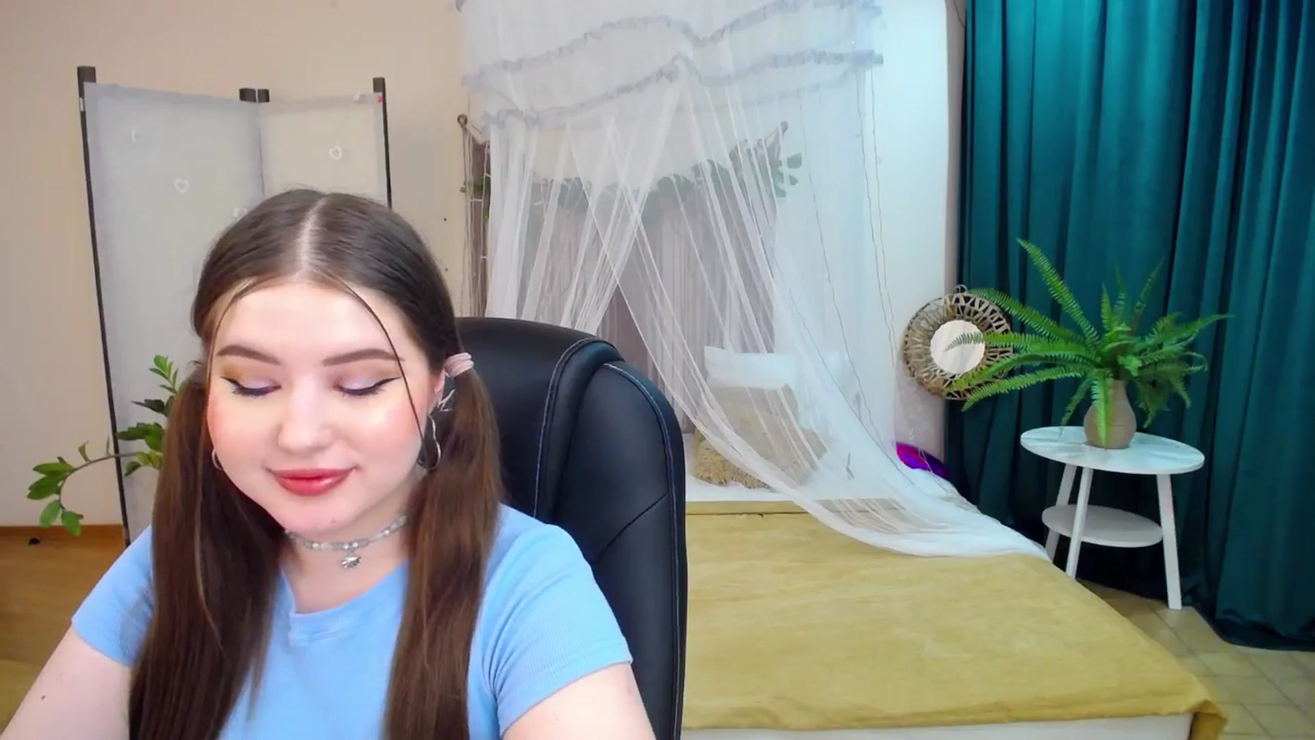 Gallery image thumbnail from AdmireMyEyes's myfreecams stream on, 03/19/2025, 22:41 image 3 of 20