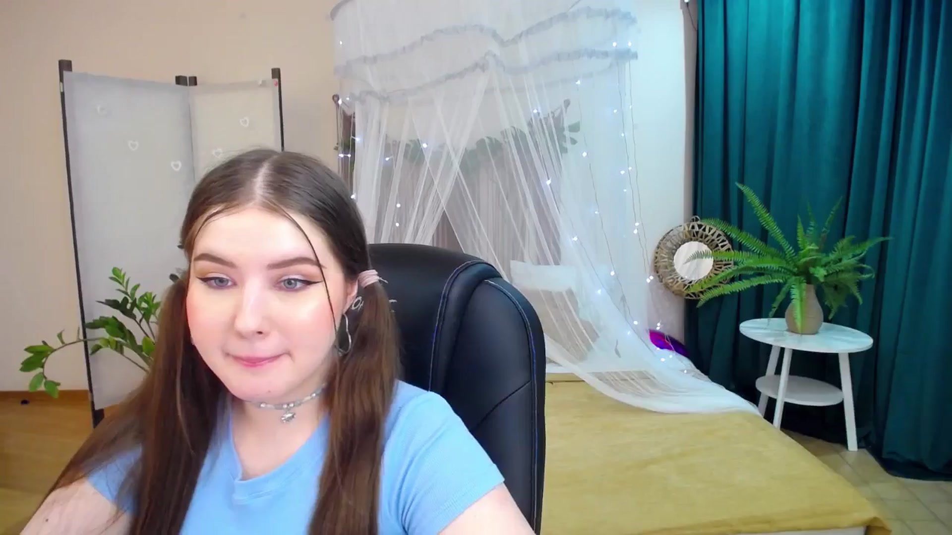 Gallery image thumbnail from AdmireMyEyes's myfreecams stream on, 03/19/2025, 23:47 image 11 of 20