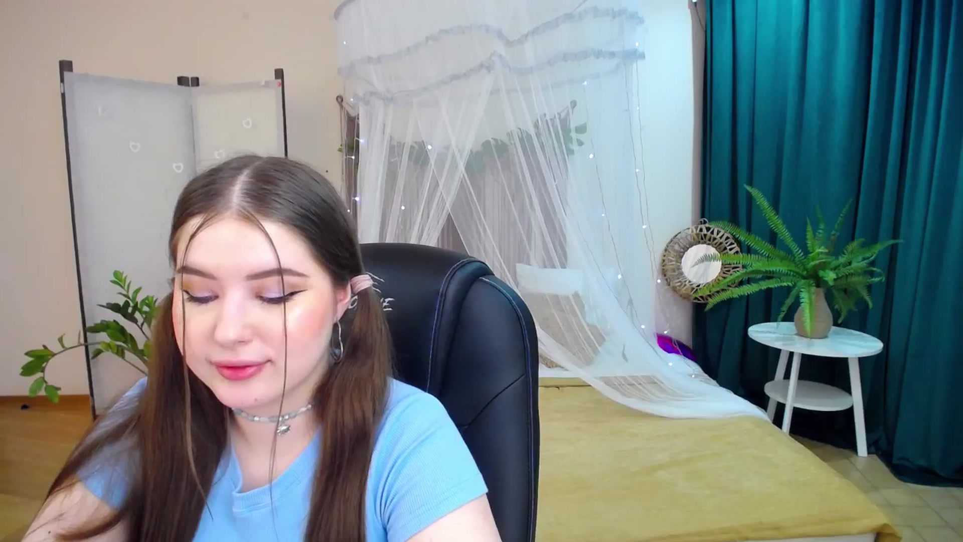 Gallery image thumbnail from AdmireMyEyes's myfreecams stream on, 03/19/2025, 23:47 image 14 of 20