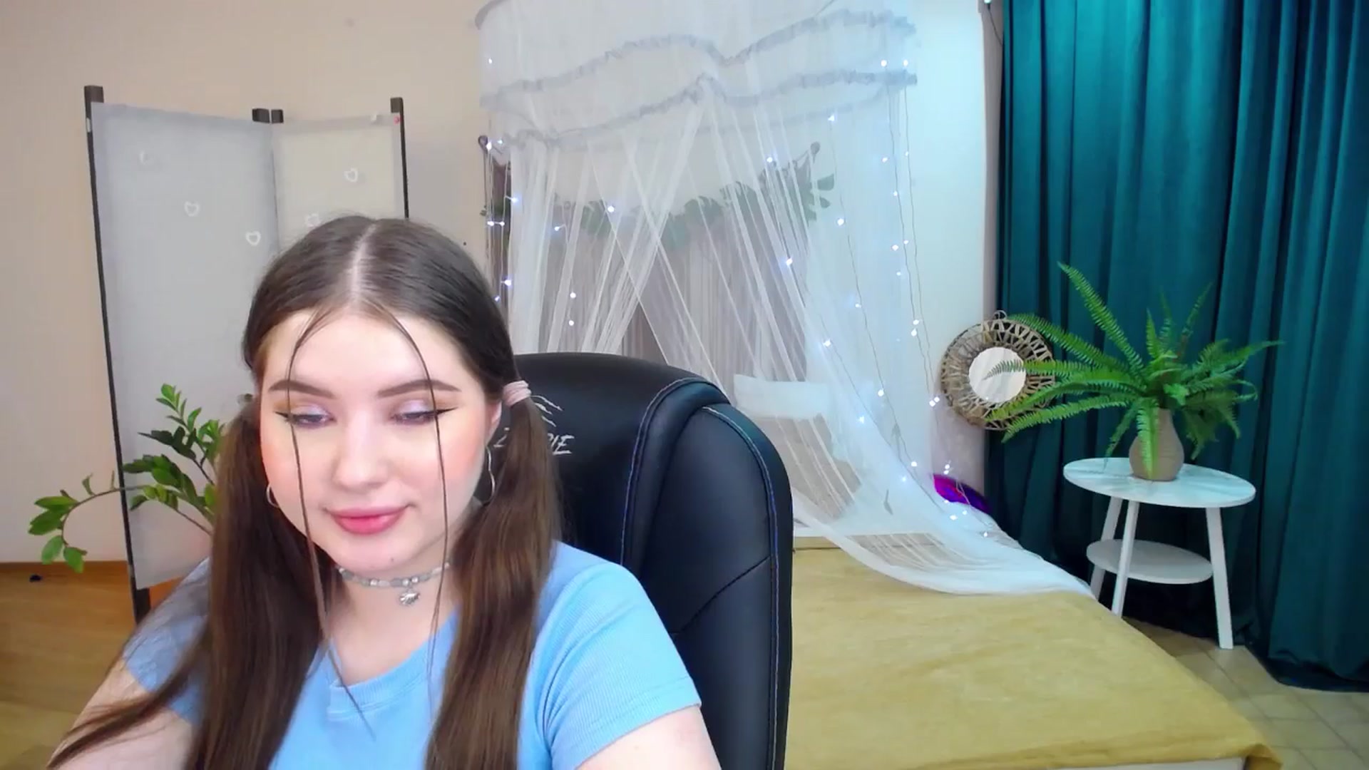 Gallery image thumbnail from AdmireMyEyes's myfreecams stream on, 03/19/2025, 23:47 image 17 of 20