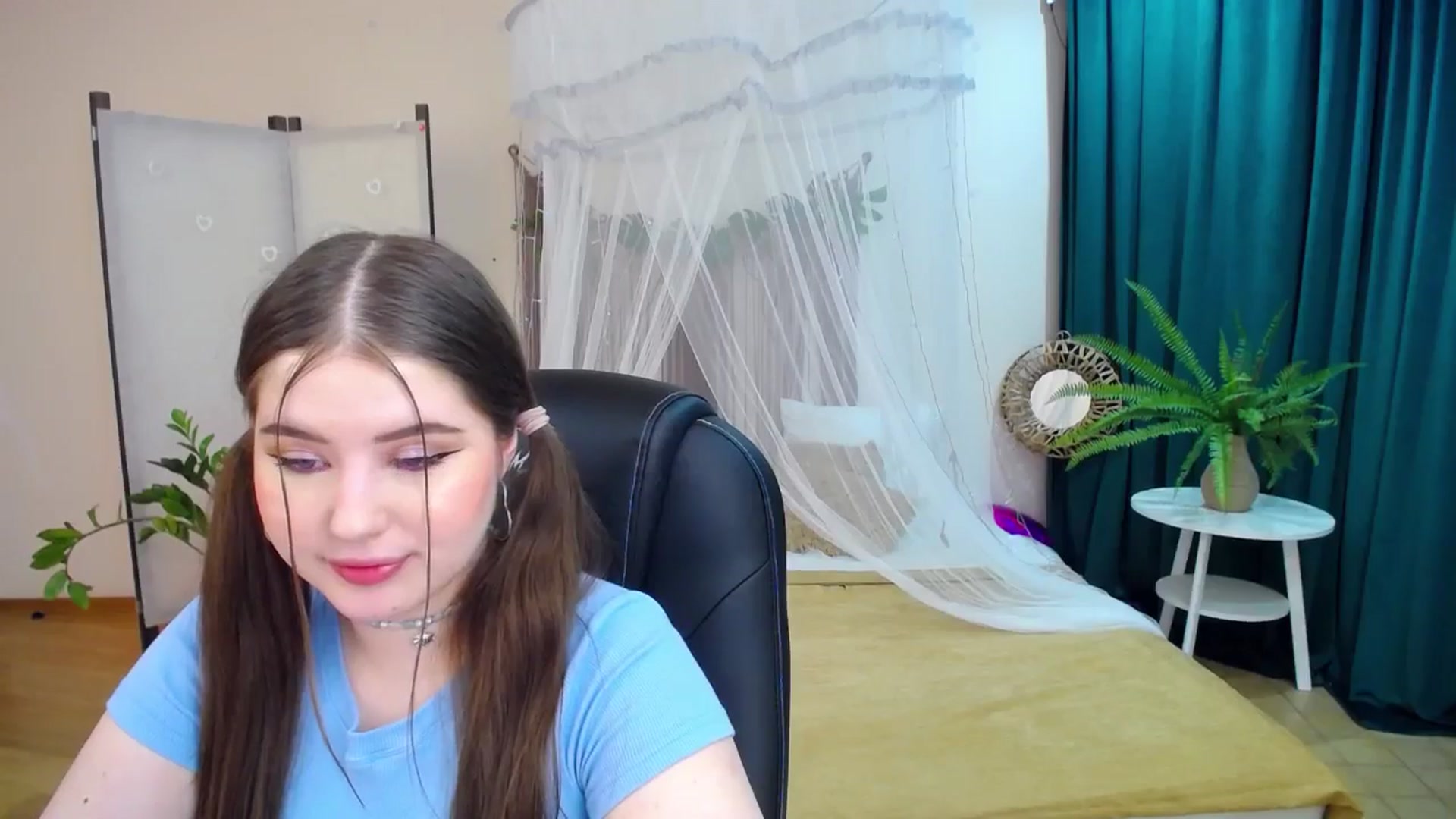Gallery image thumbnail from AdmireMyEyes's myfreecams stream on, 03/19/2025, 23:47 image 4 of 20