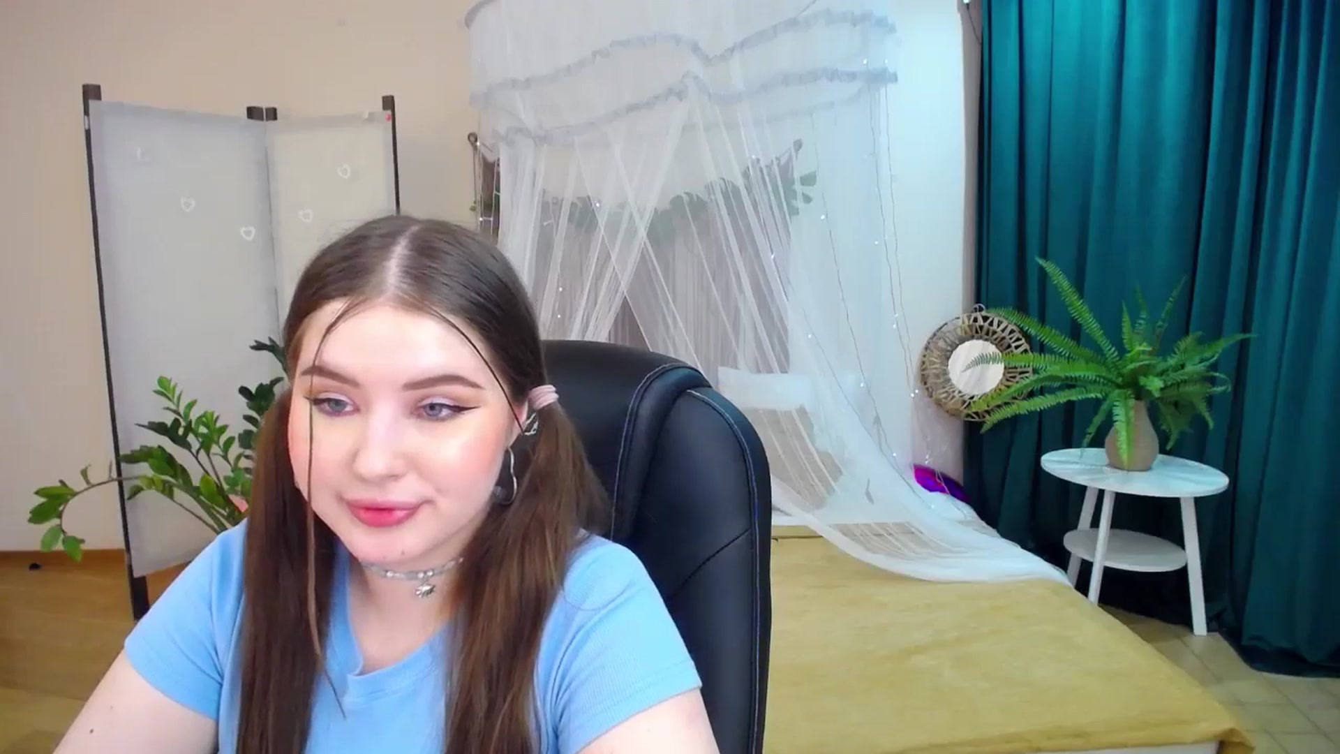 Gallery image thumbnail from AdmireMyEyes's myfreecams stream on, 03/19/2025, 23:47 image 5 of 20