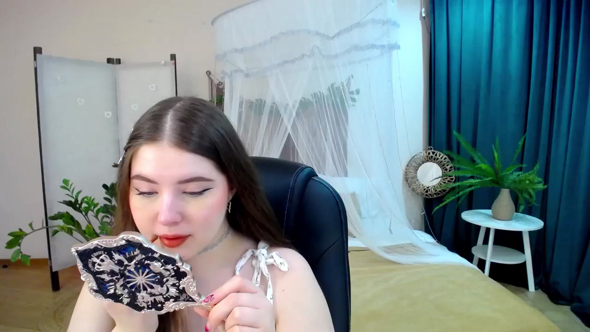 Gallery image thumbnail from AdmireMyEyes's myfreecams stream on, 03/26/2025, 18:37 image 16 of 20