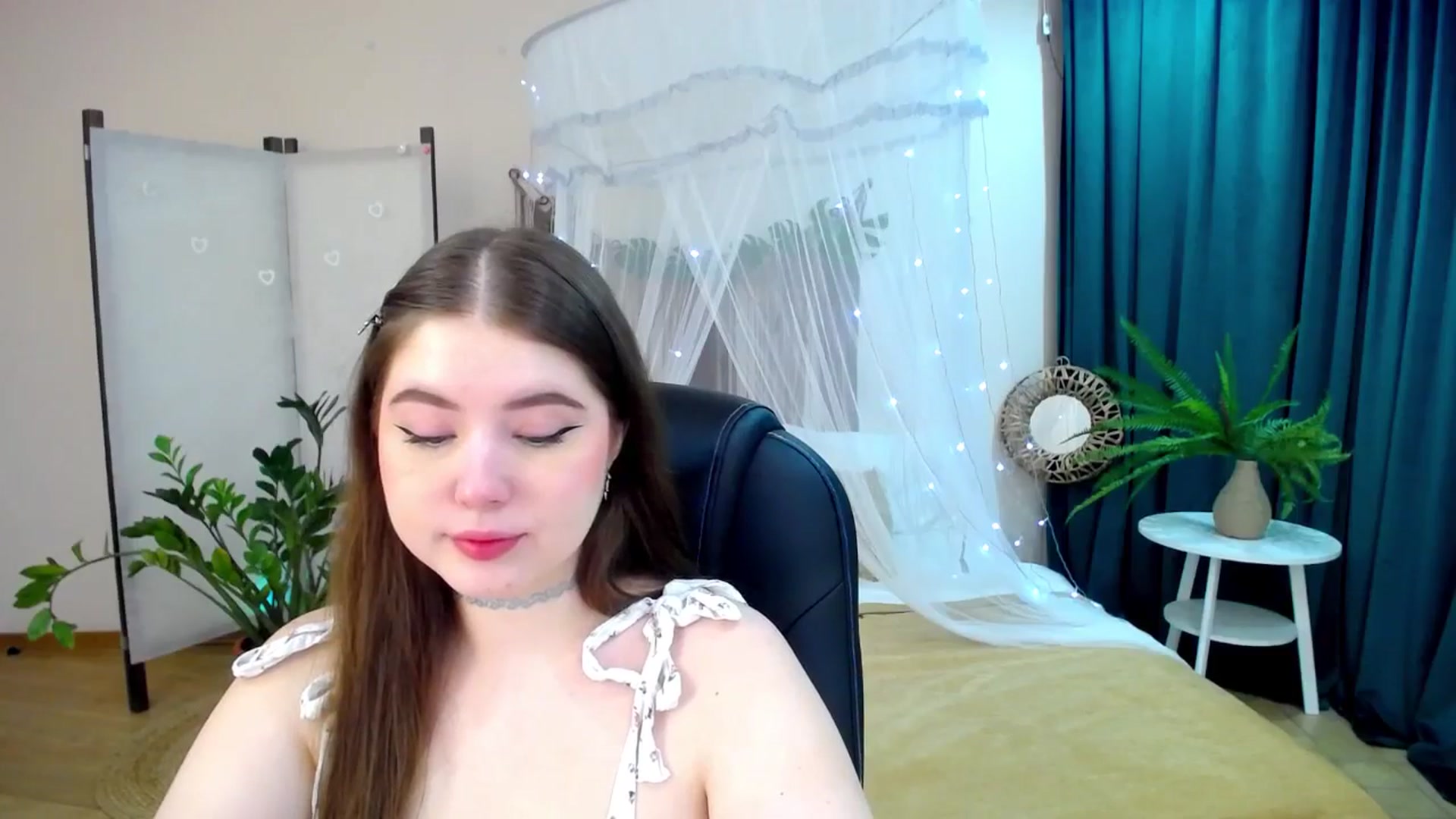 Gallery image thumbnail from AdmireMyEyes's myfreecams stream on, 03/26/2025, 18:37 image 4 of 20