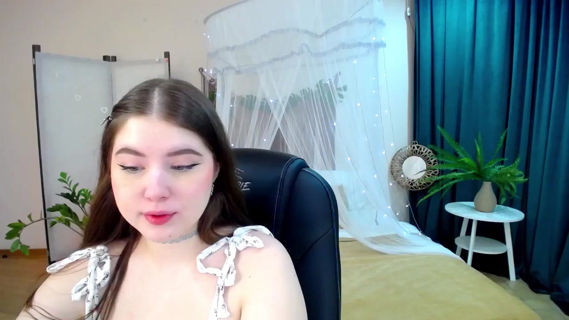 Gallery image thumbnail from AdmireMyEyes's myfreecams stream on, 03/26/2025, 18:37 image 13 of 20