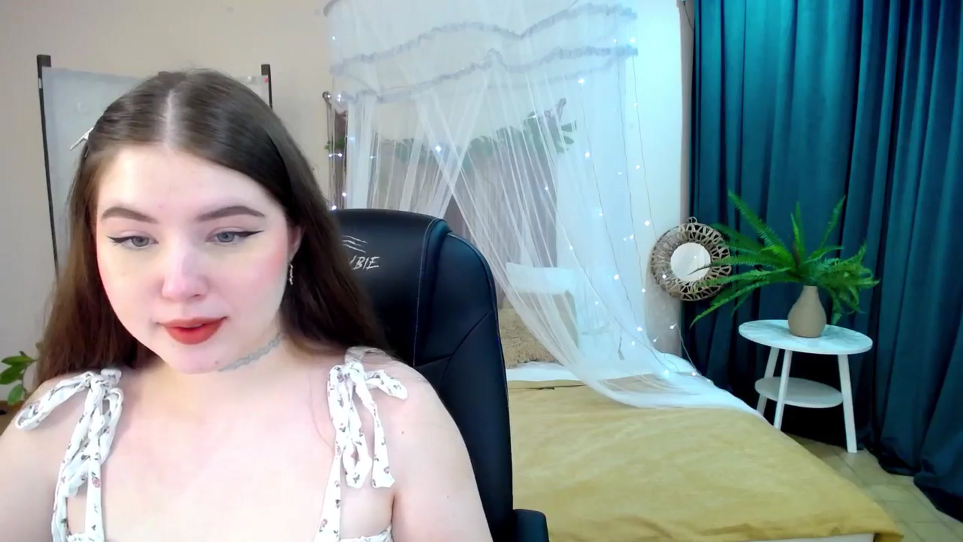 Gallery image thumbnail from AdmireMyEyes's myfreecams stream on, 03/26/2025, 19:14 image 9 of 20