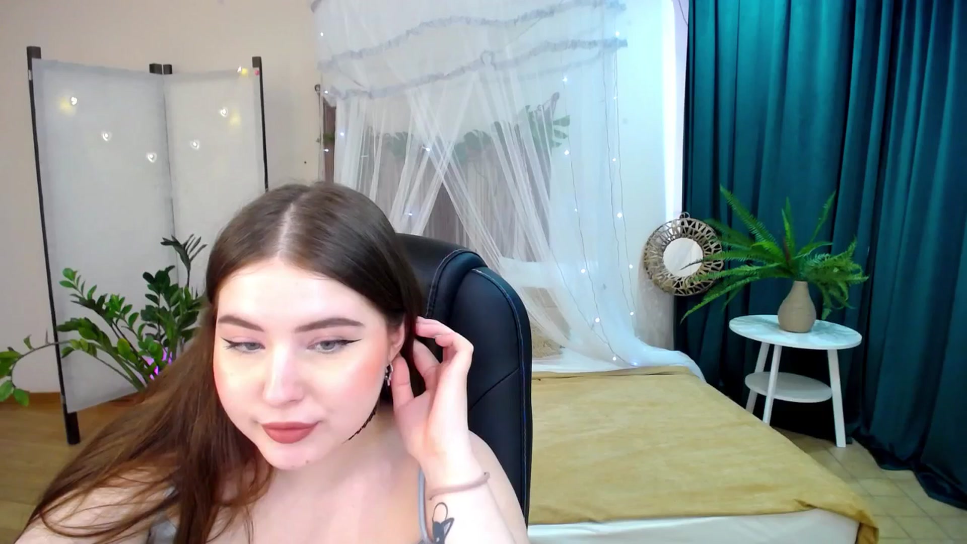 Gallery image thumbnail from AdmireMyEyes's myfreecams stream on, 03/31/2025, 09:33 image 9 of 20