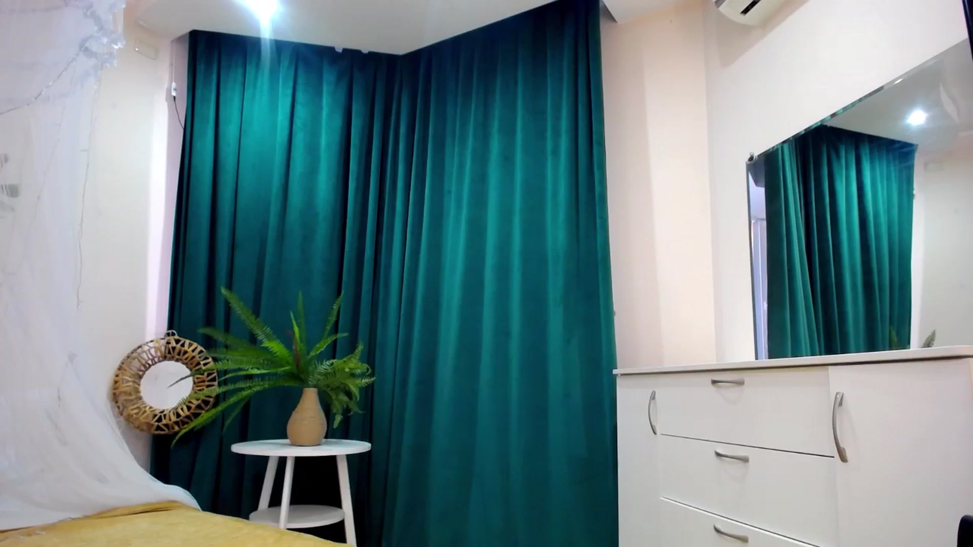 Gallery image thumbnail from AdmireMyEyes's myfreecams stream on, 04/04/2025, 07:05 image 16 of 20