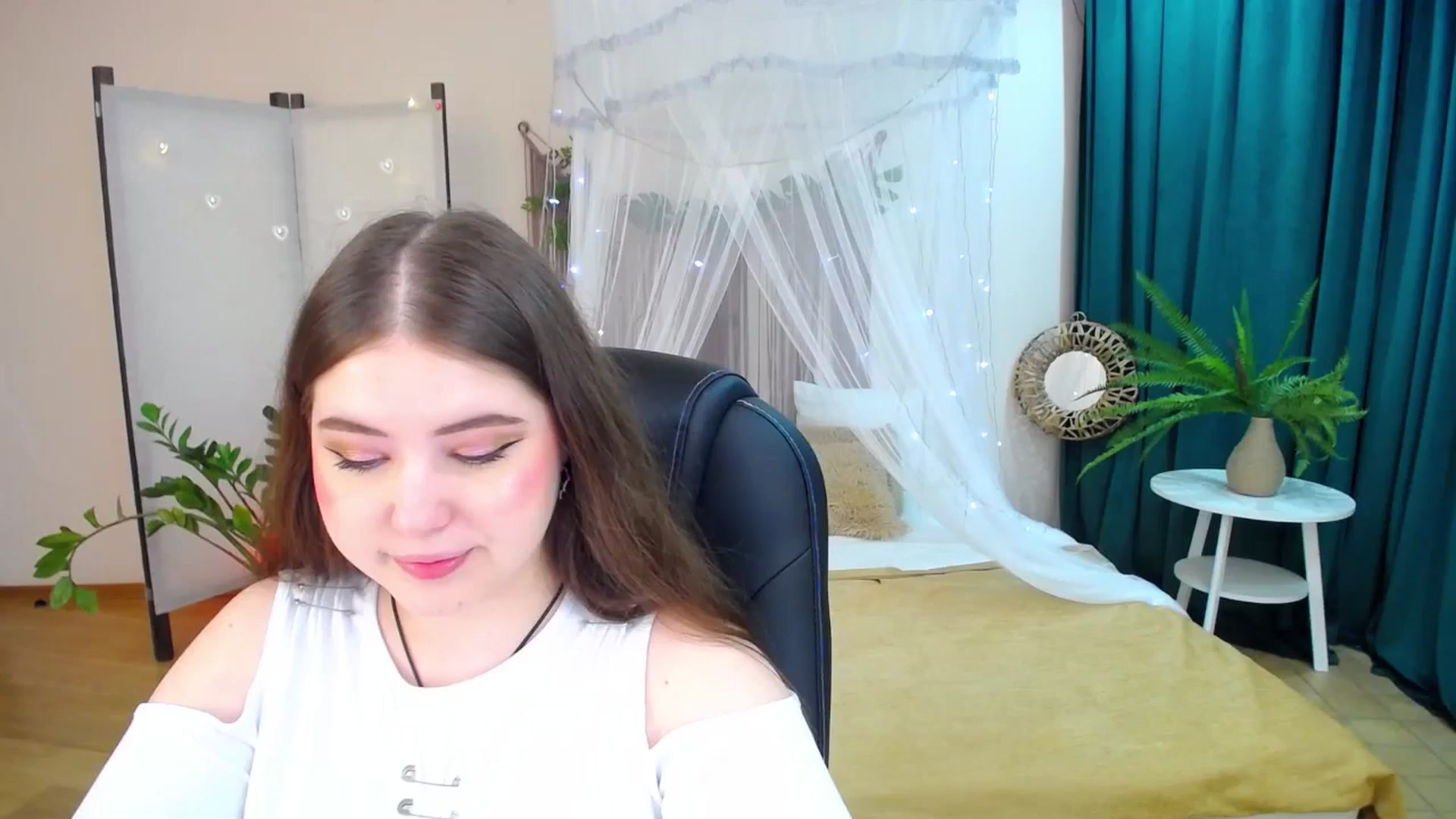 Gallery image thumbnail from AdmireMyEyes's myfreecams stream on, 04/09/2025, 18:24 image 16 of 20
