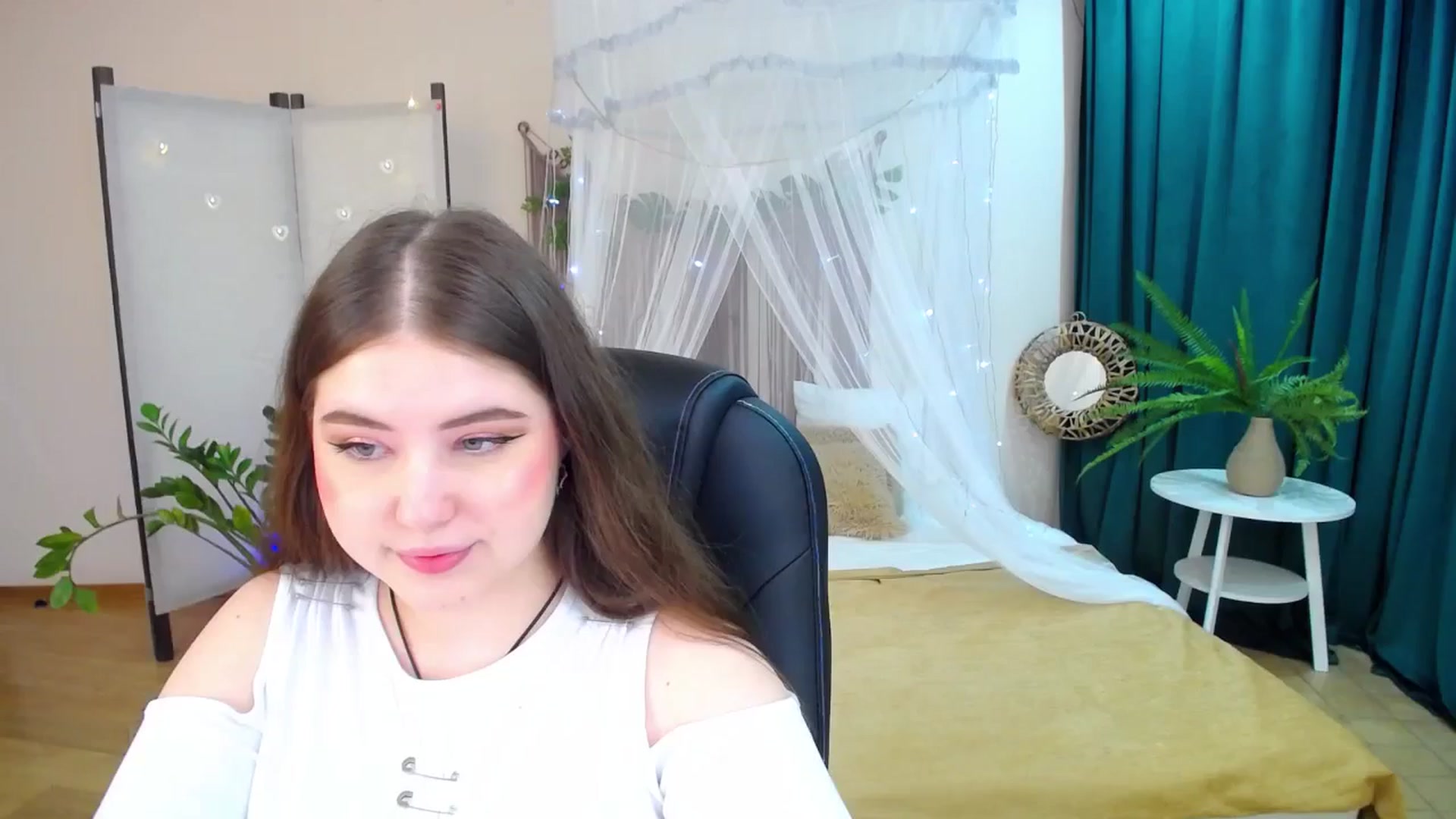 Gallery image thumbnail from AdmireMyEyes's myfreecams stream on, 04/09/2025, 18:24 image 15 of 20