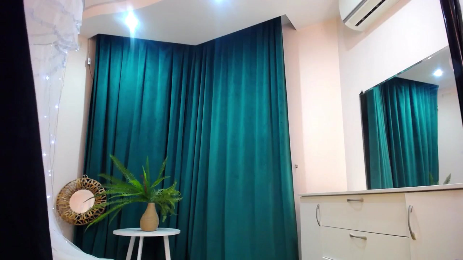 Gallery image thumbnail from AdmireMyEyes's myfreecams stream on, 04/09/2025, 19:46 image 3 of 20