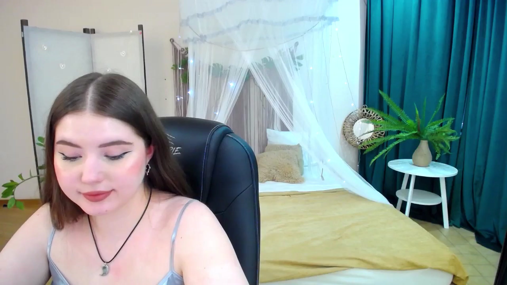 Gallery image thumbnail from AdmireMyEyes's myfreecams stream on, 04/15/2025, 07:50 image 16 of 20