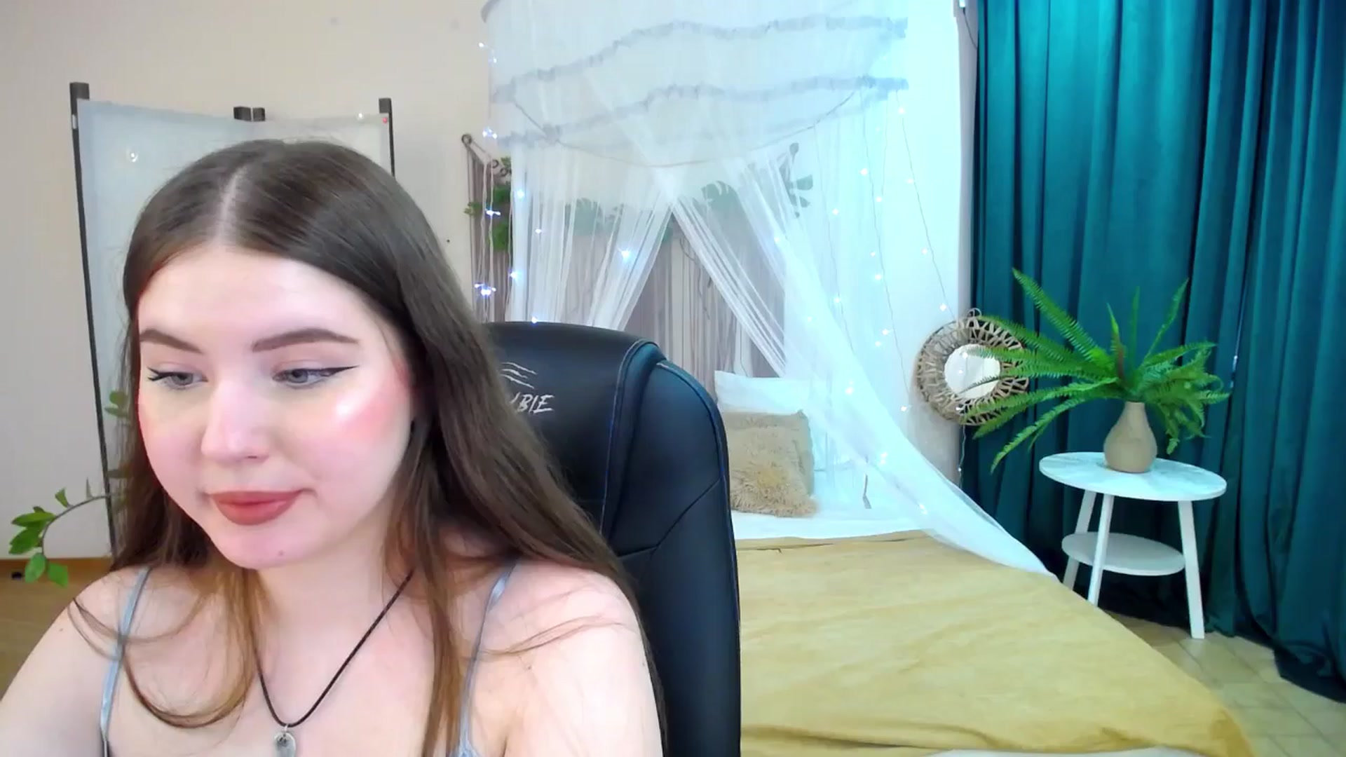 Gallery image thumbnail from AdmireMyEyes's myfreecams stream on, 04/15/2025, 07:50 image 11 of 20