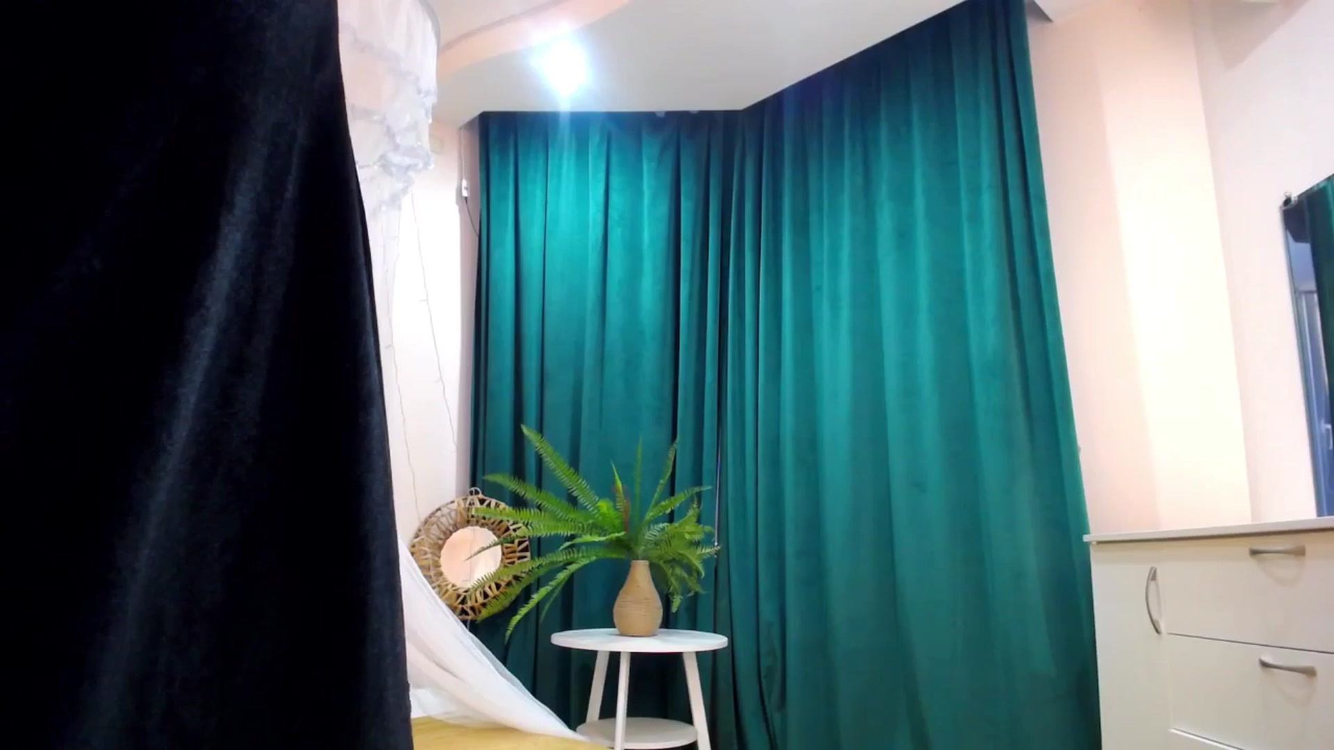 Gallery image thumbnail from AdmireMyEyes's myfreecams stream on, 04/15/2025, 09:20 image 4 of 20