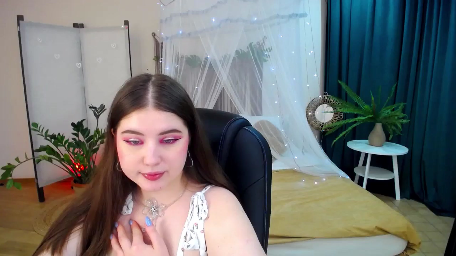 Gallery image thumbnail from AdmireMyEyes's myfreecams stream on, 04/22/2025, 20:29 image 6 of 20