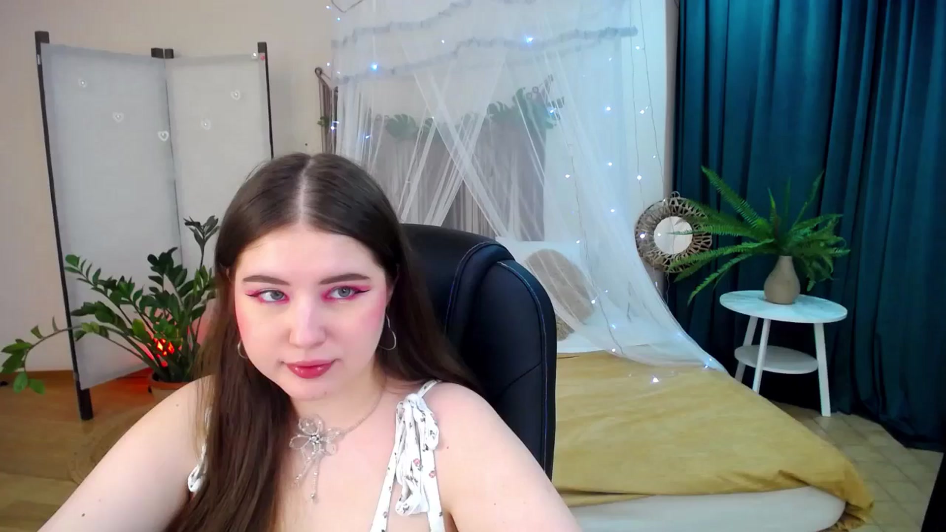 Gallery image thumbnail from AdmireMyEyes's myfreecams stream on, 04/22/2025, 20:29 image 3 of 20