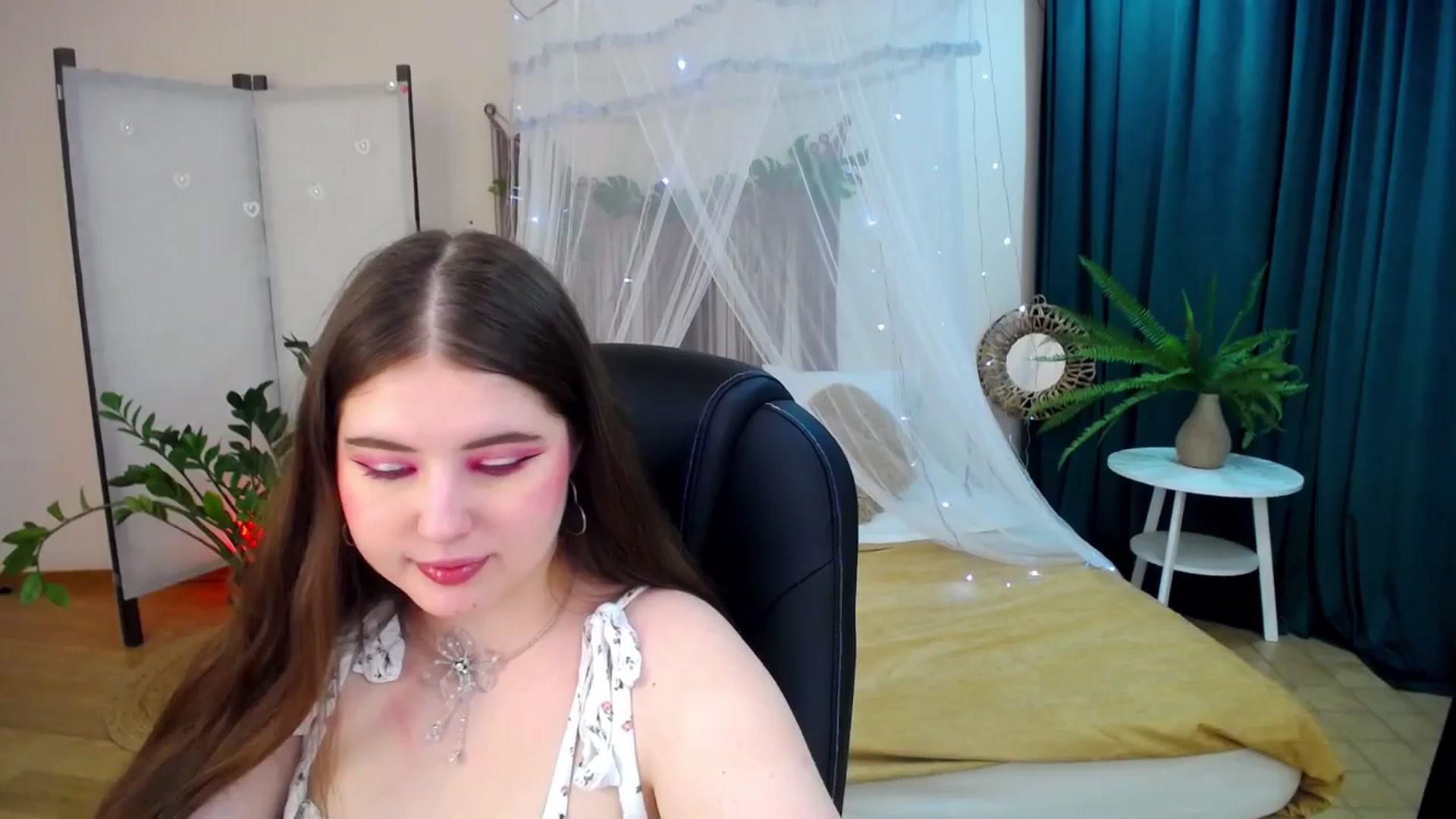 Gallery image thumbnail from AdmireMyEyes's myfreecams stream on, 04/22/2025, 20:29 image 11 of 20