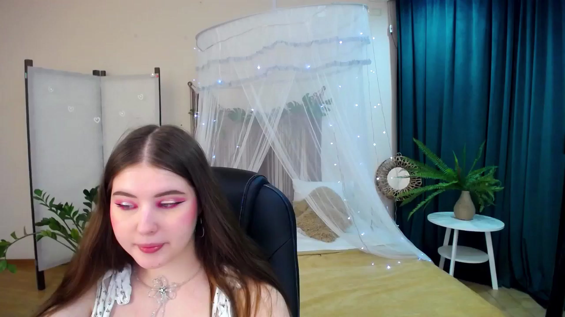 Gallery image thumbnail from AdmireMyEyes's myfreecams stream on, 04/22/2025, 20:29 image 19 of 20