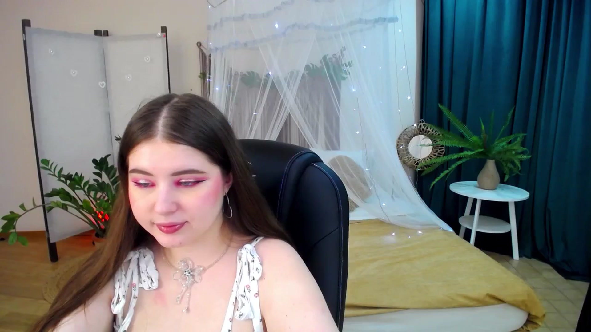 Gallery image thumbnail from AdmireMyEyes's myfreecams stream on, 04/22/2025, 20:29 image 9 of 20