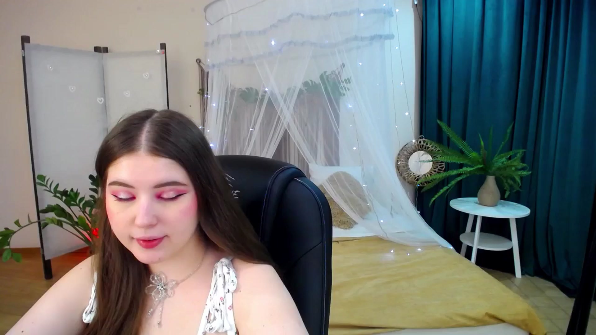 Gallery image thumbnail from AdmireMyEyes's myfreecams stream on, 04/22/2025, 20:29 image 1 of 20