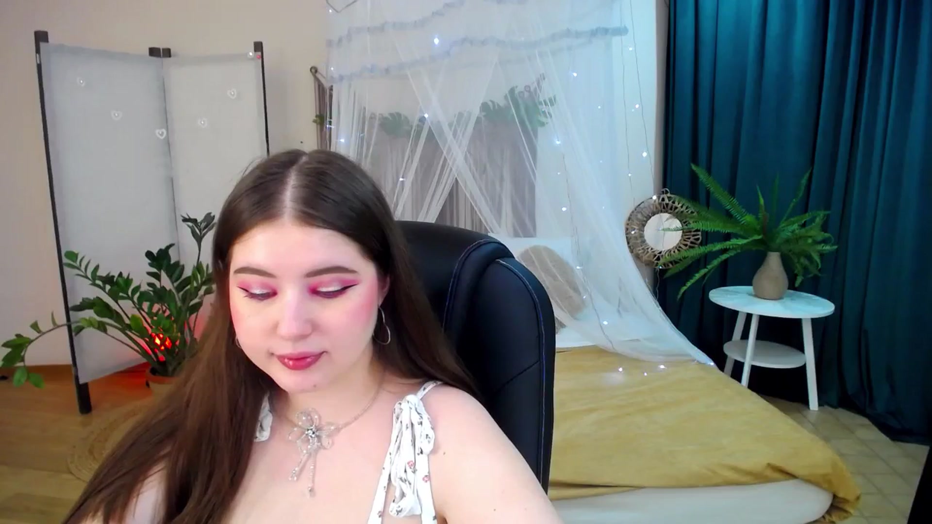 Gallery image thumbnail from AdmireMyEyes's myfreecams stream on, 04/22/2025, 20:29 image 5 of 20