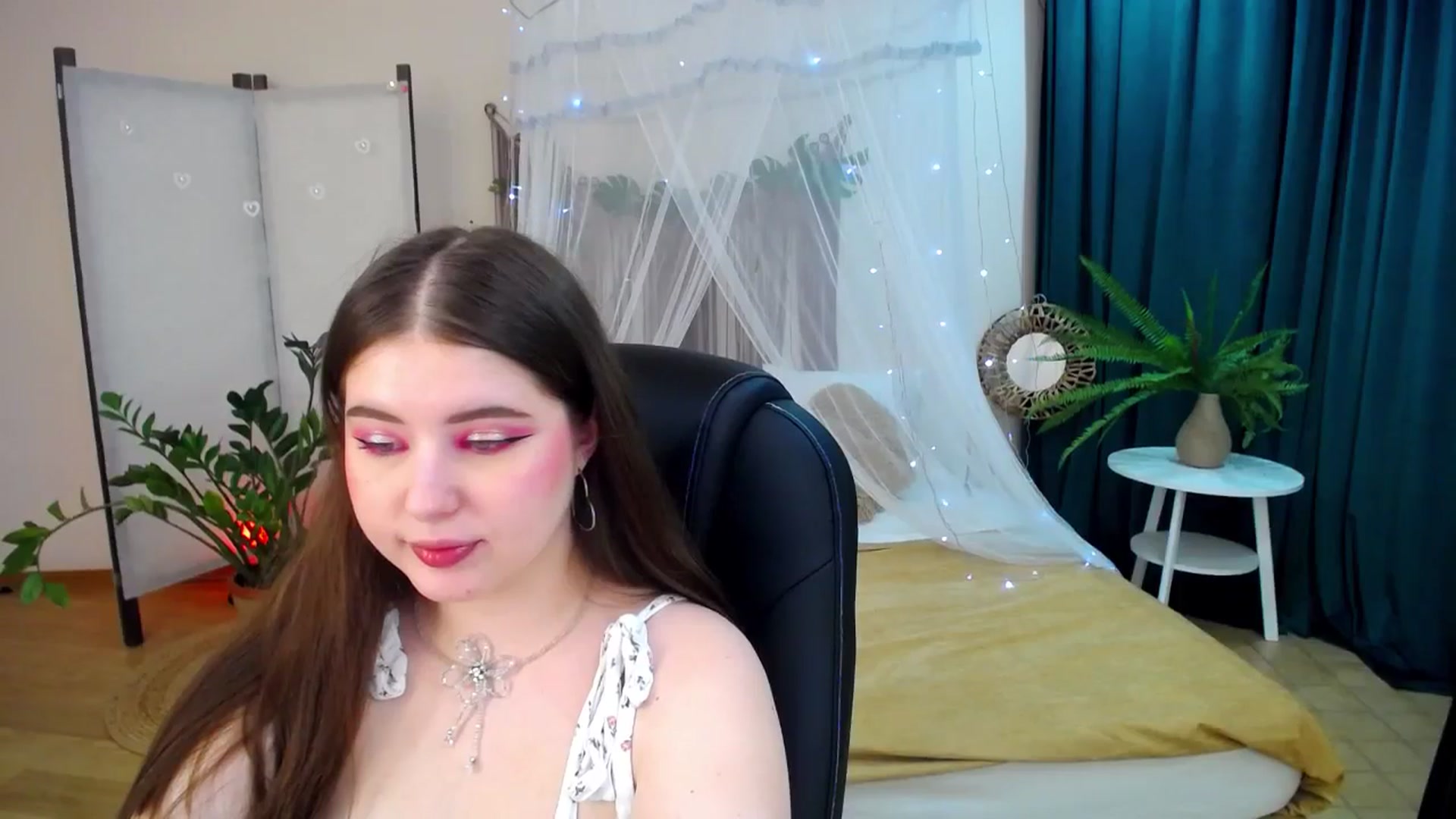 Gallery image thumbnail from AdmireMyEyes's myfreecams stream on, 04/22/2025, 20:29 image 4 of 20