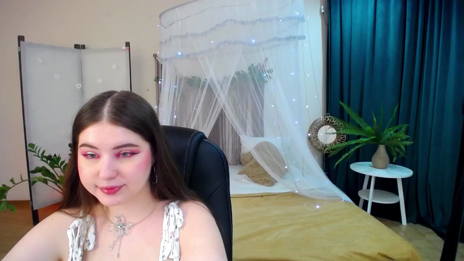 Gallery image thumbnail from AdmireMyEyes's myfreecams stream on, 04/22/2025, 21:20 image 5 of 20